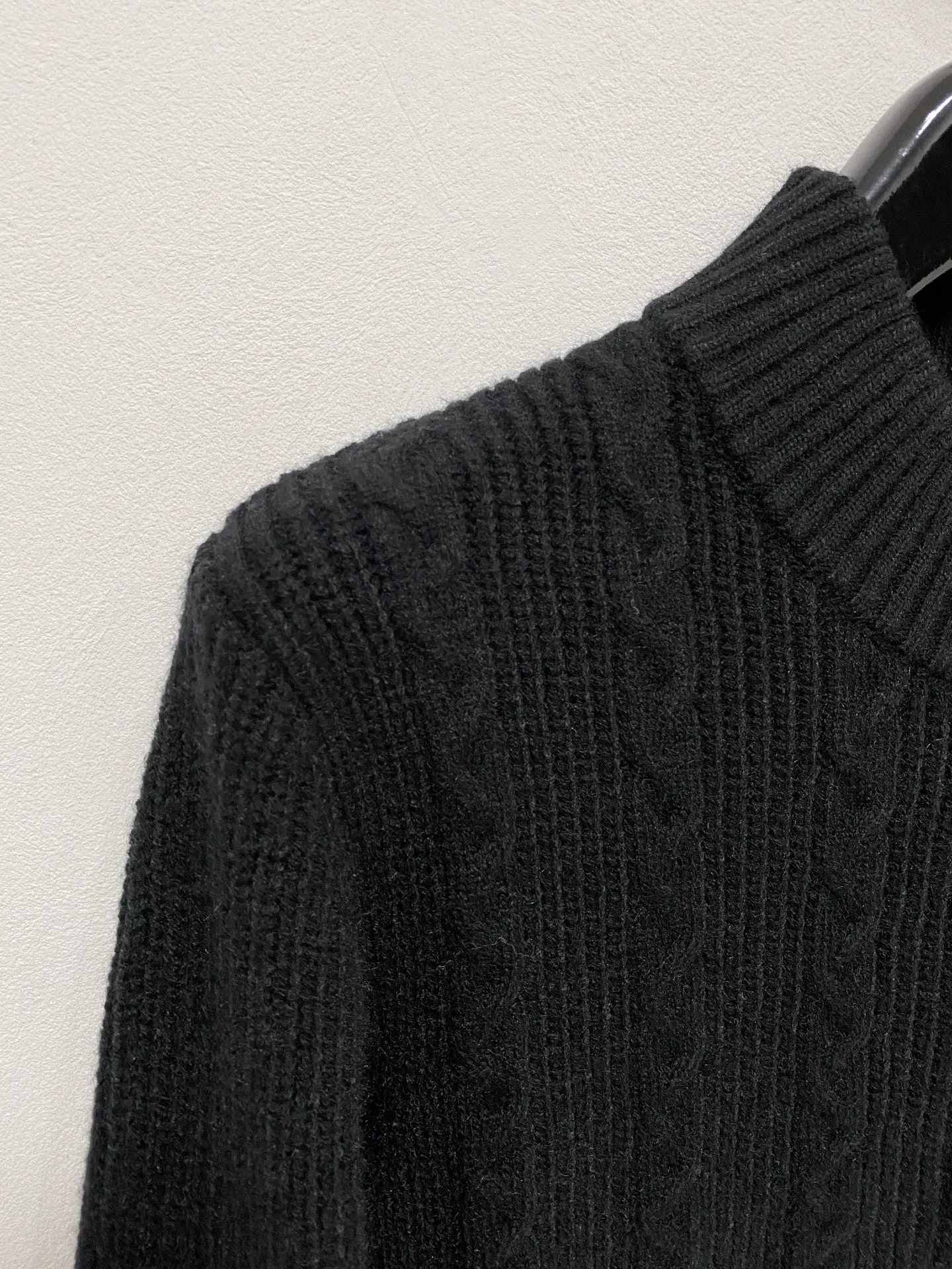 🅿️540 LV autumn and winter classic cardigan sweater, in full condition! ! ! Wool blended fabric, the latest model in 2025, golden ratio! ! Slim-fitting soft gold, versatile and practical item, the combination and practicality are extremely powerful, simple and elegant, and classy! To create your own style, it is highly recommended to buy it in two colors. The standard slim fit tailoring process is suitable for both young and old men. It is knitted from wool and will not cause any discomfort! While keeping warm, it is stylish, textured and wearable, and the classic logo with contrasting colors on the chest feels in place! ! Recommended for regular customers! ! Size M-3XL (maximum wear: 190 pounds)